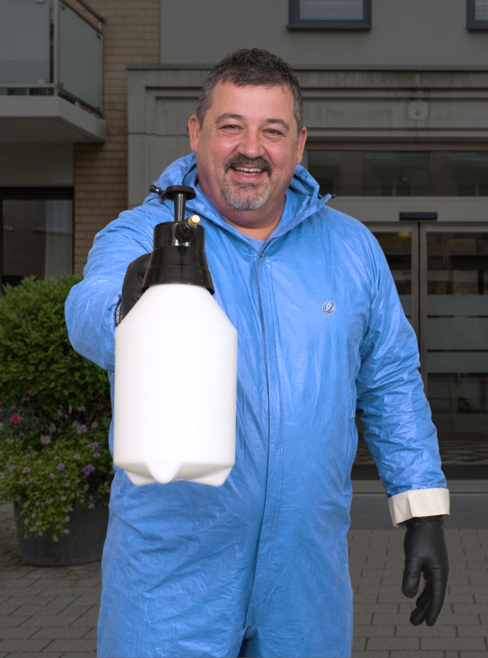 Reinigungskraft von UpClean Gebäudereinigung in Stuttgart mit Drucksprüher
