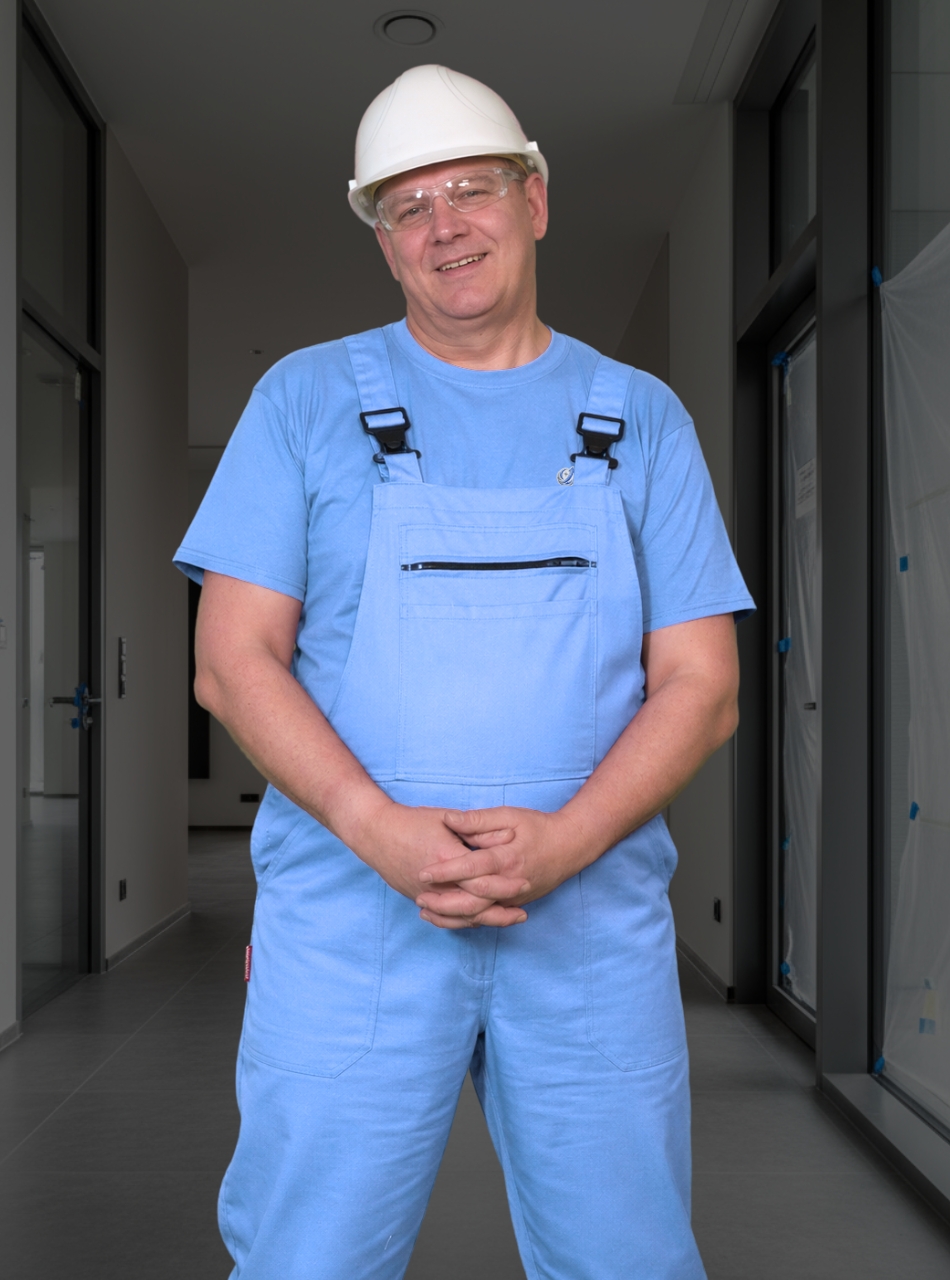 Mitarbeiter von UpClean Gebäudereinigung bei der Baureinigung in Stuttgart mit Bauhelm und Blaumann