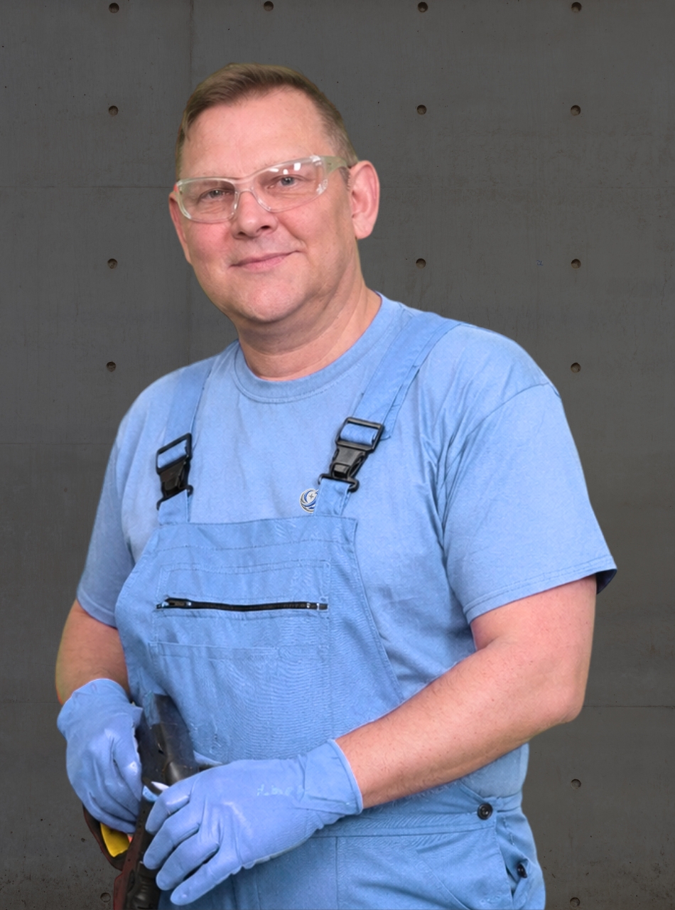 Reinigungskraft von UpClean Gebäudereinigung bei der Fassadenreinigung in Stuttgart mit Hochdruckreiniger