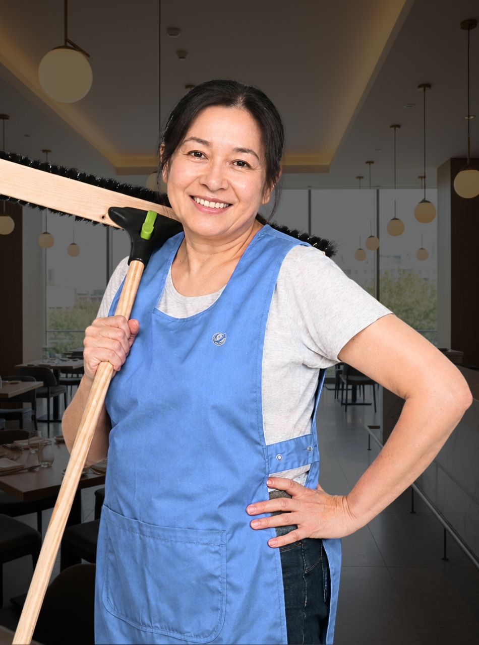 Reinigungskraft von UpClean Gebäudereinigung bei der Gastronomiereinigung in Stuttgart mit Besen