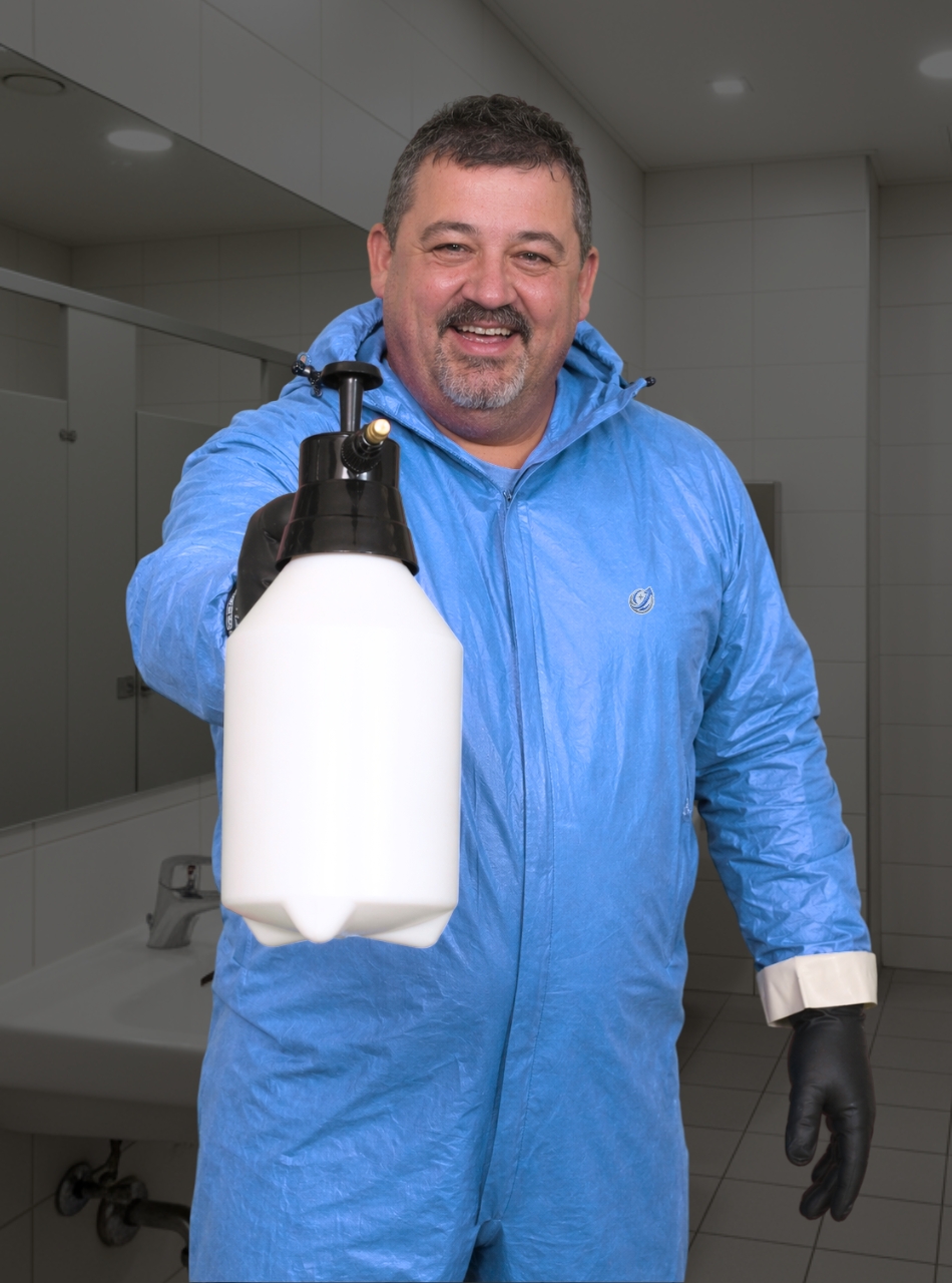 Mitarbeiter von UpClean Gebäudereinigung bei der Tiefenreinigung in Stuttgart mit Drucksprüher